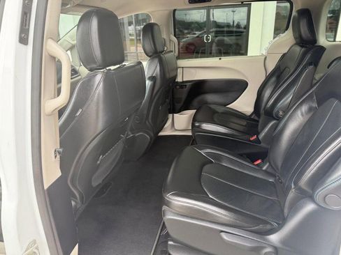 Used 2021 Chrysler Pacifica Touring-L image 12