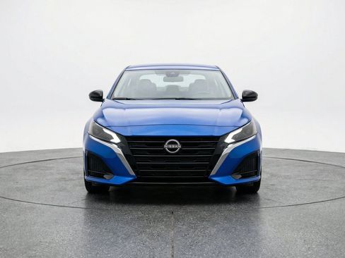 Used 2025 Nissan Altima 2.5 SV FWD image 2