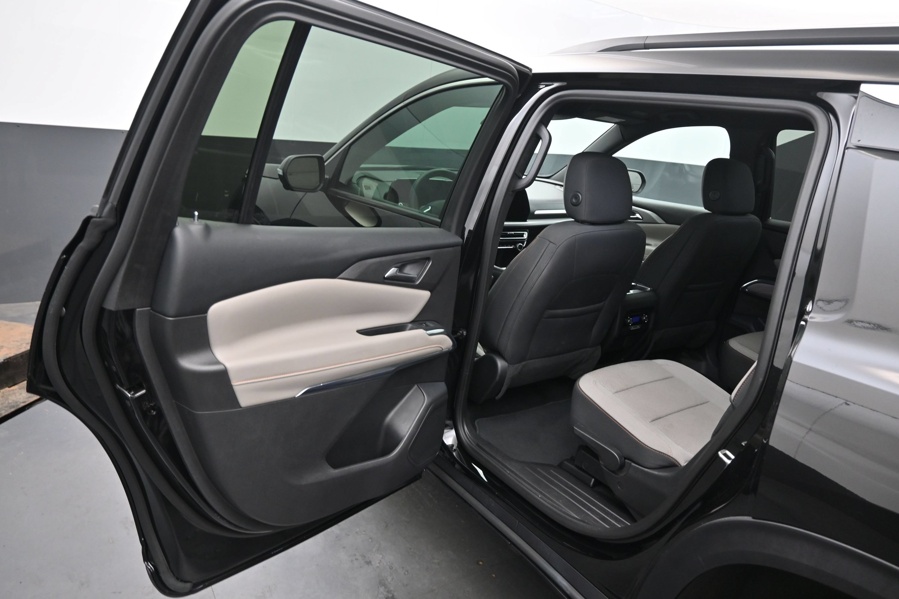 Used 2026 Chevrolet Traverse LT w/ Driver Confidence Package FWD image 16