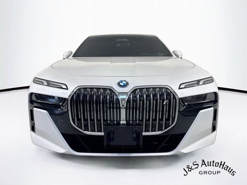 Used 2024 BMW i7 xDrive60 AWD/4WD image 2