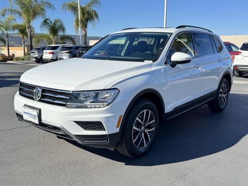 Certified 2019 Volkswagen Tiguan SE w/ Panoramic Sunroof Package image 5