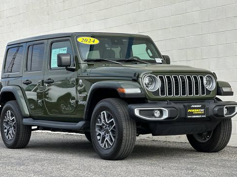 Used 2024 Jeep Wrangler Unlimited Sahara w/ Technology Group AWD/4WD image 2