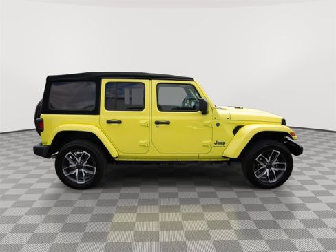 Used 2024 Jeep Wrangler Unlimited w/ Convenience Group AWD/4WD image 4