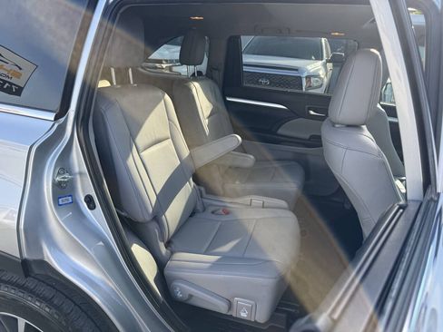 Used 2019 Toyota Highlander XLE FWD image 18