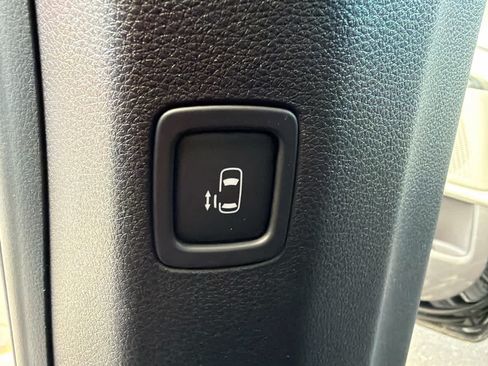 Used 2023 Kia Carnival LX FWD image 26