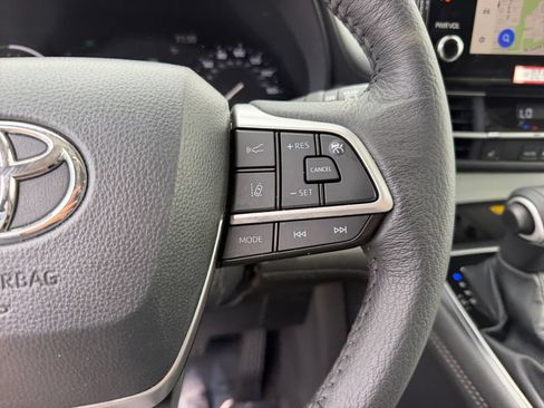 Used 2025 Toyota Sienna XLE AWD/4WD image 19