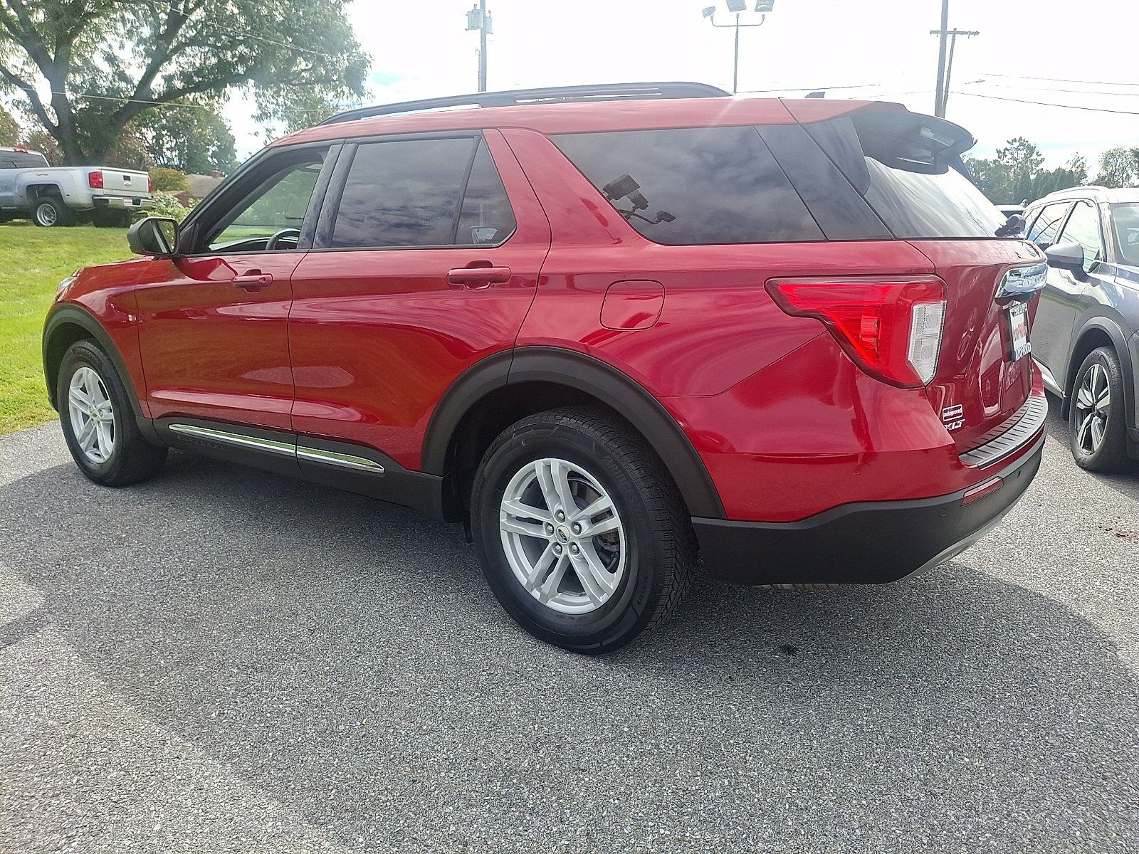 Used 2021 Ford Explorer XLT w/ Equipment Group 202A AWD/4WD image 4