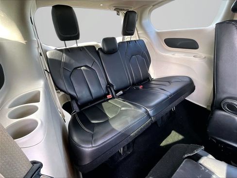 Used 2022 Chrysler Pacifica Touring-L FWD image 26