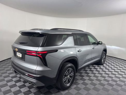 Used 2024 Chevrolet Traverse LT image 3