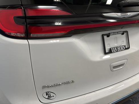 Used 2023 Chrysler Pacifica Limited w/ Uconnect Theater Family Group FWD image 35