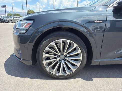 Used 2019 Audi e-tron Prestige w/ Prestige Package AWD/4WD image 4