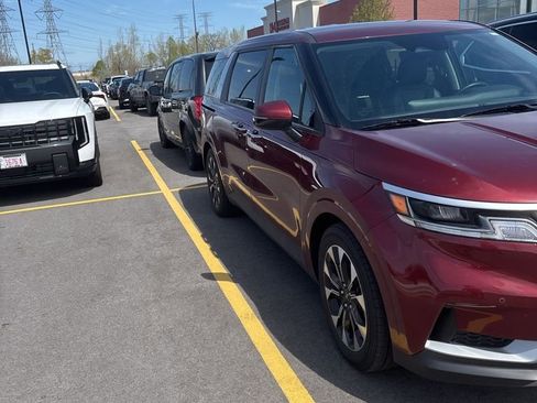 Used 2024 Kia Carnival EX image 2