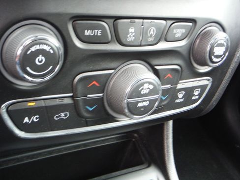 Used 2020 Jeep Cherokee Limited AWD/4WD image 22