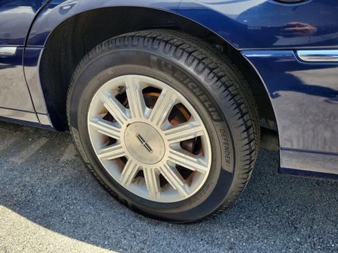 Used 2011 Lincoln Town Car Signature Limited RWD image 9