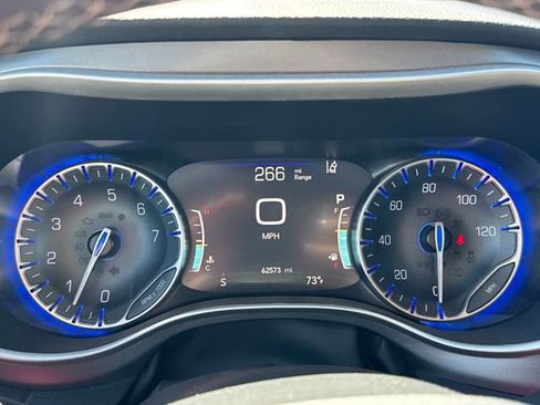 Used 2023 Chrysler Pacifica Touring-L FWD image 15