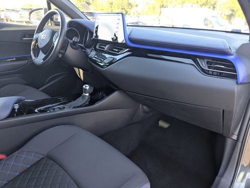 Used 2022 Toyota C-HR XLE image 9