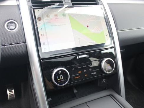 New 2025 Land Rover Discovery Dynamic SE image 16