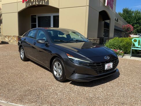 Used 2021 Hyundai Elantra SE FWD image 6