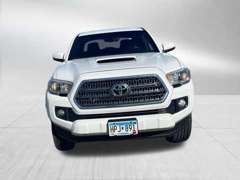 Used 2017 Toyota Tacoma TRD Sport w/ Tow Package (A/T) image 2