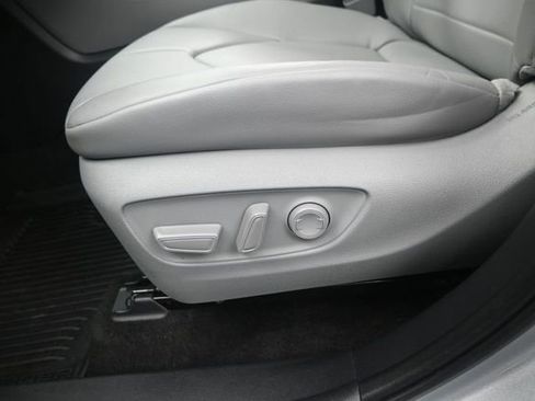Used 2024 Toyota Highlander XLE FWD image 13