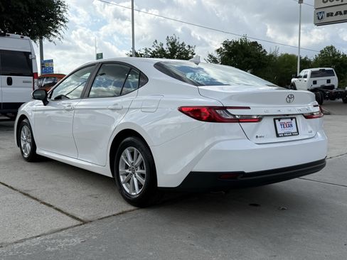 Used 2025 Toyota Camry LE image 7