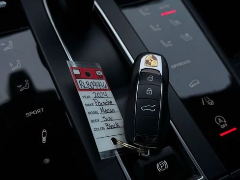 Used 2024 Porsche Macan Base image 39