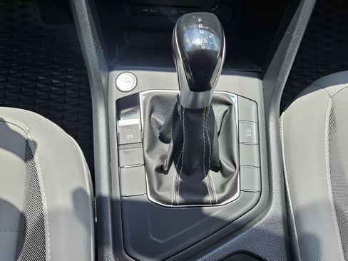 Used 2022 Volkswagen Taos SE w/ Panoramic Sunroof Package FWD image 16