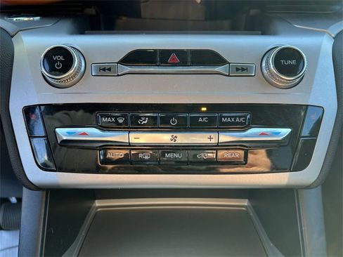 Used 2022 Ford Explorer XLT image 18