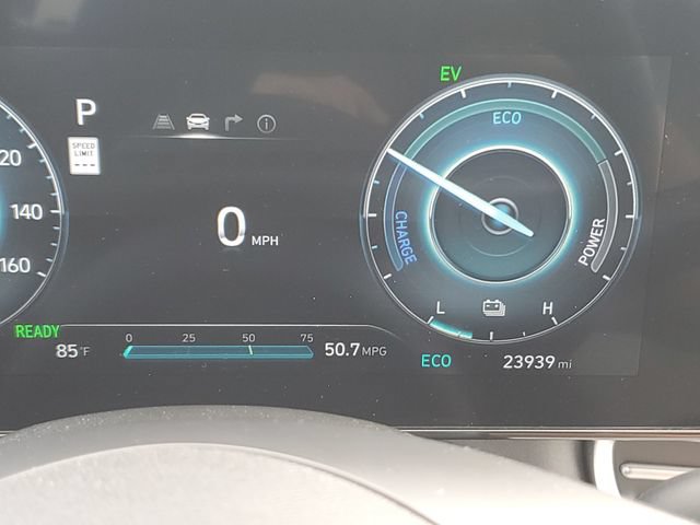 Certified 2025 Hyundai Elantra Limited FWD image 25