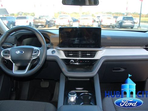 Used 2025 Ford Explorer Active RWD image 17