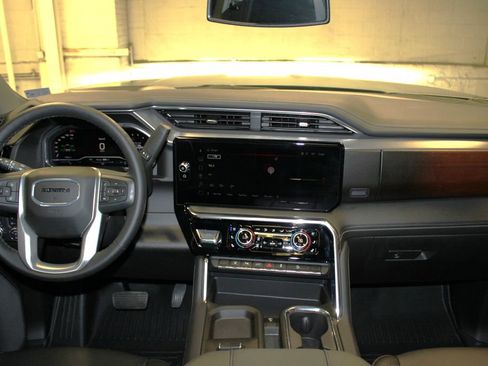 Used 2025 GMC Sierra 2500 Denali image 9