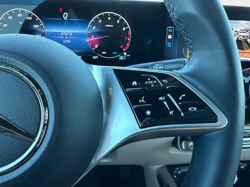 Used 2025 Mercedes-Benz GLB 250 image 32