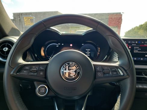 Used 2025 Alfa Romeo Tonale AWD/4WD image 19
