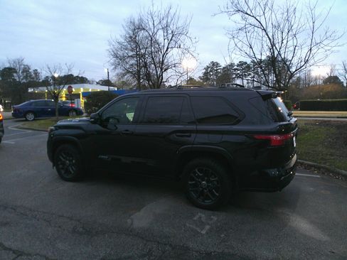 Used 2024 Toyota Sequoia Platinum image 9