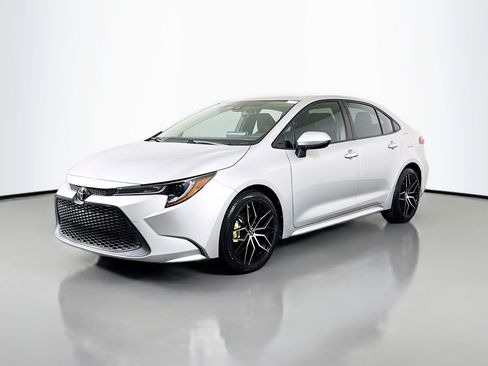Used 2021 Toyota Corolla LE image 4