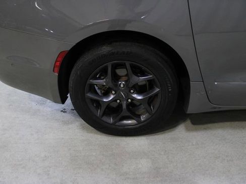 Used 2020 Chrysler Pacifica Touring w/ Advanced Safetytec Group FWD image 36