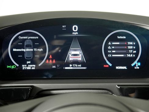 Certified 2024 Porsche Cayenne w/ Premium Package AWD/4WD image 25