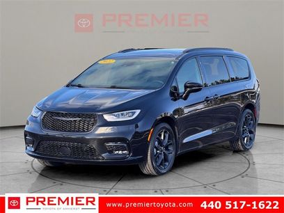 Used 2022 Chrysler Pacifica Limited w/ Uconnect Theater Family Group