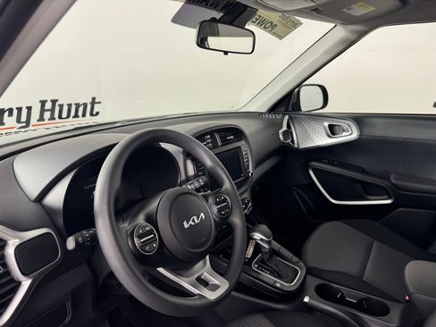 Used 2025 Kia Soul LX w/ LX Technology Package FWD image 16