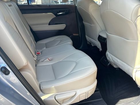 Used 2021 Toyota Highlander XLE image 17