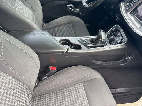 Used 2019 Dodge Challenger SXT image 27