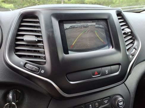 Used 2021 Jeep Cherokee Latitude AWD/4WD image 28
