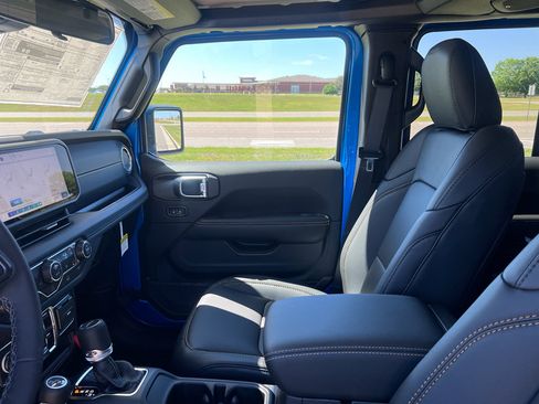 New 2026 Jeep Gladiator Sport AWD/4WD image 21