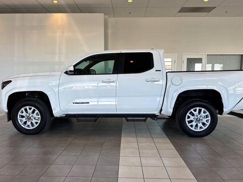 Certified 2024 Toyota Tacoma SR5 AWD/4WD image 7