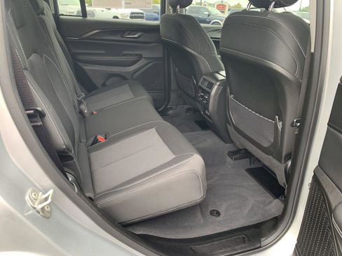 Used 2023 Jeep Grand Cherokee Laredo X image 12