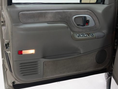 Used 2000 Chevrolet Tahoe Z71 w/ Comfort & Security Pkg image 22