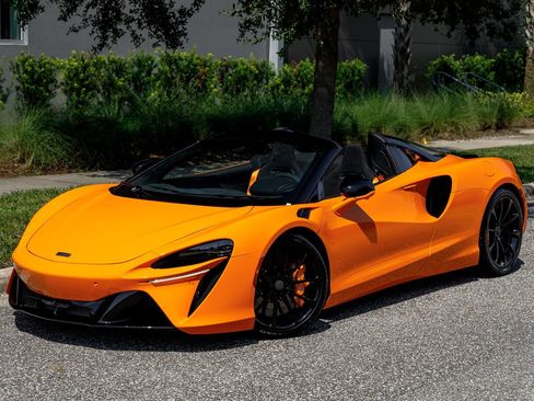 Used 2025 McLaren Artura Spider RWD image 30