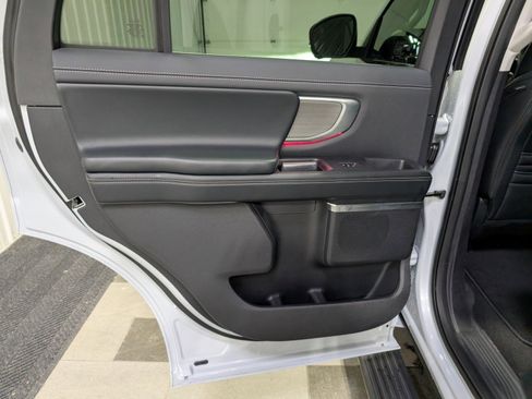 Used 2025 Ford Expedition Platinum image 9