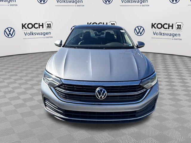 Used 2024 Volkswagen Jetta SE w/ Panoramic Sunroof Package FWD image 2