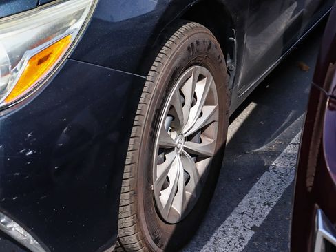 Used 2015 Toyota Camry LE image 4